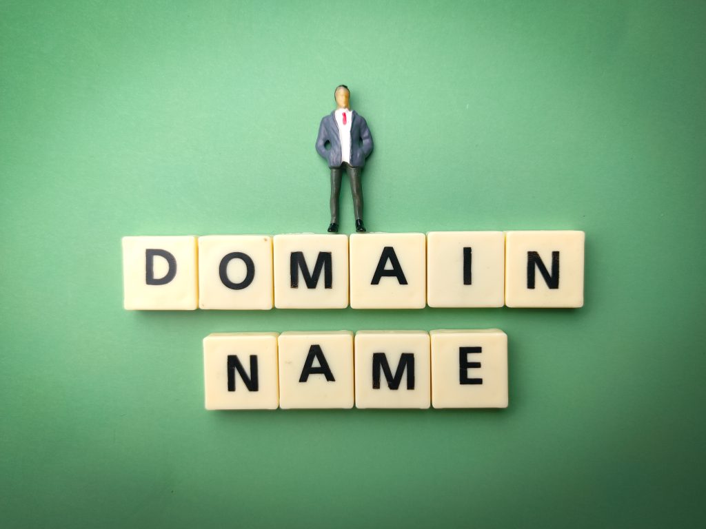 Würfel mit "Domainname"-Schriftzug auf grünem Hintergrund
